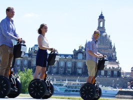 Drei Personen auf Segways