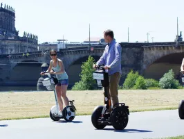 Vier Personen auf Segways