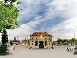 Aussicht auf ein historisches Gebäude und die Statue des Goldenen Reiters die davor steht