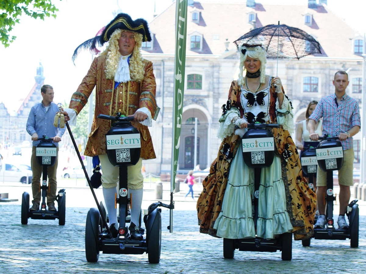 Tour4You Image 1 Zwei Personen, gekleidet in historische Trachten, auf Segways
